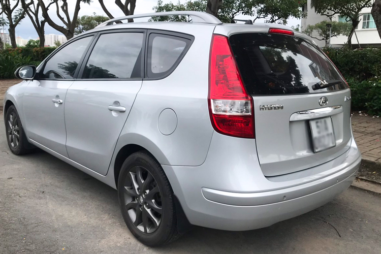 Nội thất của Hyundai i30 CW trang bị khá nhiều tiện nghi cao cấp ở thời điểm cách đây hơn 10 năm như: cửa sổ trời cho hàng ghế phía trước, điều hòa tự động, hệ thống giải trí với đầu CD, 6 loa, đa cổng kết nối như iPod, CDMA, trang bị chìa khóa thông minh.