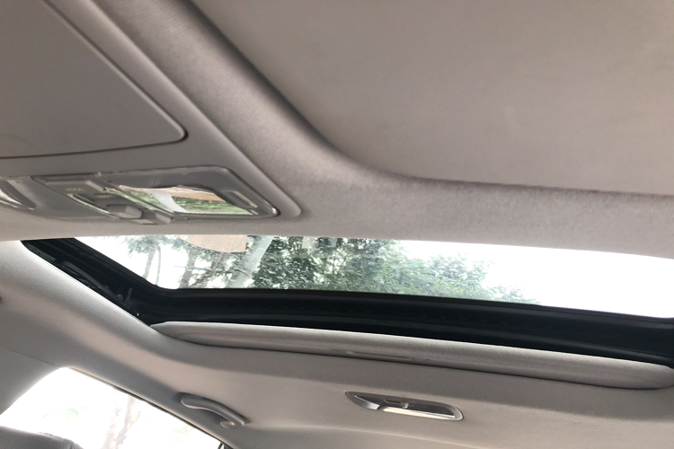 Sức mạnh được truyền xuống cầu trước (FWD), thông qua hộp số tự động 4 cấp (4AT). Hộp số tự động ít cấp này có thể là điểm trừ đối với i30 CW nếu xét về vận hành êm, mượt và độ tiêu hao nhiên liệu, nhưng người mua đừng quên rằng chiếc Hyundai i30 CW này đã hơn 10 năm tuổi.