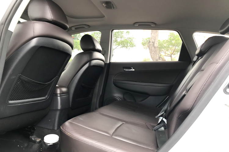 Hyundai i30 CW chiều dài tổng thể 4.475mm, chiều cao 1.565mm, chiều rộng 1.775mm. Tổng thể xe đi kèm với “dàn chân” lắp bộ mâm 17 inch 5 chấu thiết kế. Bộ mâm này cũng là một chi tiết giúp Hyundai i30 CW giữ dáng hay nói cách khác là trông ít bị “lỗi thời” hơn.