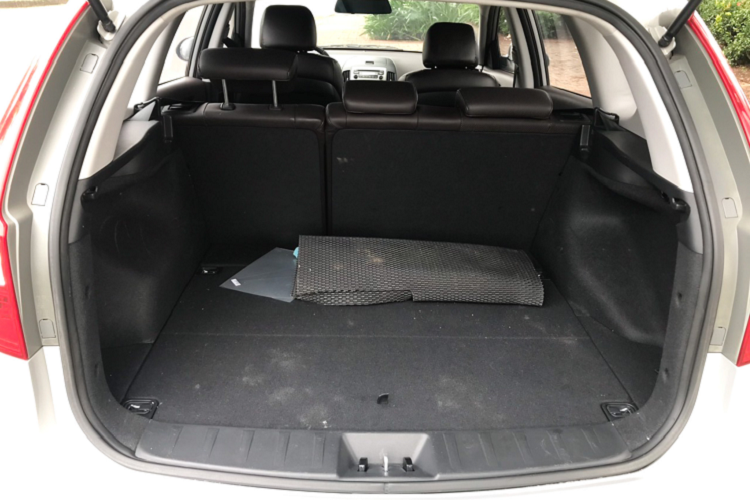 Bên dưới nắp ca-pô của Hyundai i30 CW đời 2008 là động cơ xăng 4 cyl thẳng hàng dung tích 1.6L (1.591cc), hút khí tự nhiên (N/A) cho công suất tối đa 125 mã lực tại vòng tua 6.300 vòng/phút và mô-men xoắn cực đại đạt khoảng 155Nm từ dải vòng tua 6.300 vòng/phút. Động cơ này được đánh giá là khá lành, bền bỉ.