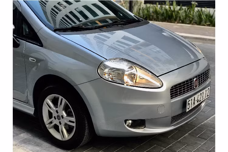Ra đời cách đây 10 năm, Fiat Grand Punto không phải là một mẫu xe mang thiết kế cá tính. Phần đầu xe thiết kế đèn pha halogen tròn duyên dáng, đèn sương mù và đèn hậu đều là đèn halogen. Điểm thú vị nhất trong thiết kế của Grand Punto chính là mặt ca-lăng sở hữu cụm lưới tản nhiệt hai tầng gợi nhớ đến thiết kế của Ford Fiesta hatchback.