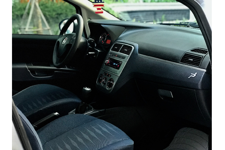 Fiat Grande Punto sử dụng hệ thông treo trước độc lập, kiểu McPherson với giảm chấn ống lồng; trong khi hệ thống treo sau sử dụng dầm ngang xoắn, bán độc lập, giảm chấn thủy lực ống lồng. Treo trước sau đều sử dụng kết hợp với thanh ổn định.