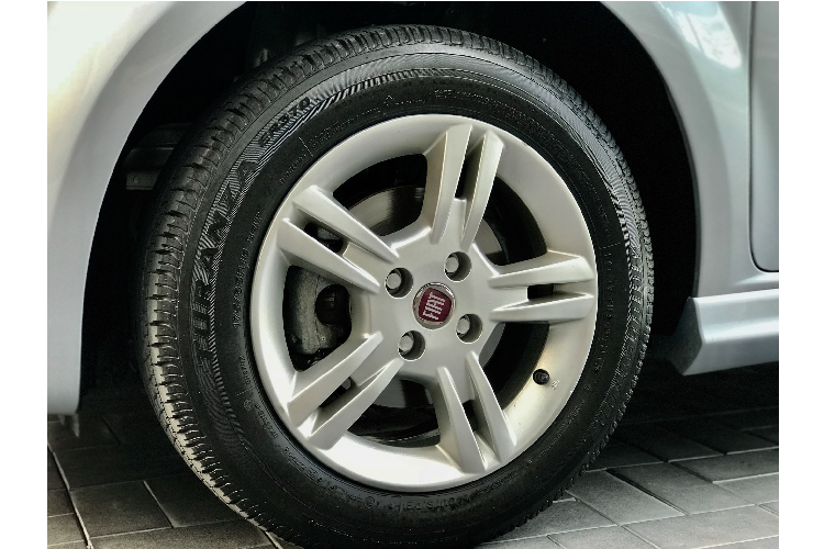 Tổng thể Fiat Grand Punto hài hoà và thanh lịch hơn với bộ mâm đa chấu kích thước 15 inch. Mặc dù đã sản xuất cách đây 10 năm, nhưng thiết kế sang trọng từ châu Âu của Fiat Grand Punto vẫn bền dáng cho đến ngày nay.