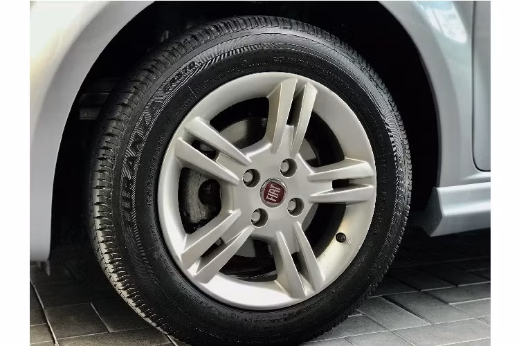 Tổng thể Fiat Grand Punto hài hoà và thanh lịch hơn với bộ mâm đa chấu kích thước 15 inch. Mặc dù đã sản xuất cách đây 10 năm, nhưng thiết kế sang trọng từ châu Âu của Fiat Grand Punto vẫn bền dáng cho đến ngày nay.
