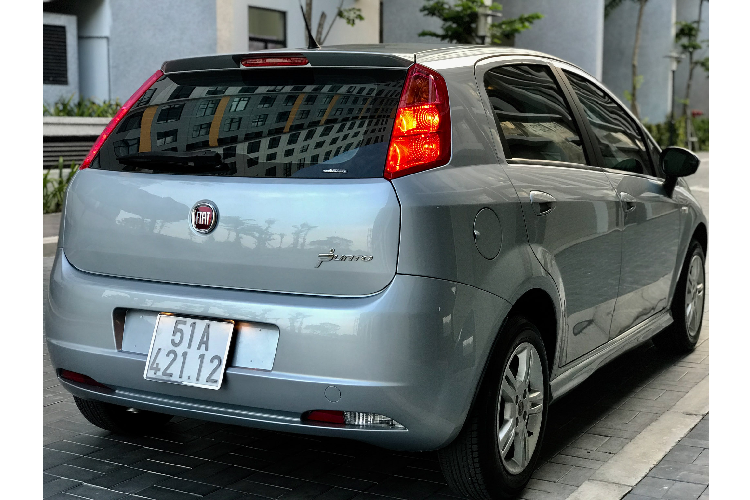  Fiat Grande Punto đời 2009 là một lựa chọn dành cho những khách hàng đang tìm kiếm một chiếc hatchback cũ mang thiết kế châu Âu trang nhã, kiểu dáng độc đáo ít “đụng hàng” khi lăn bánh trên đường phố. Tuy nhiên, người mua nên quan tâm đến nơi sửa chữa và thay thế phụ tùng cho xe Fiat, vì phụ tùng thay thế cho Fiat rất khó tìm kiếm và không thực sự phổ biến như phụ tùng của xe Nhật, Mỹ và Hàn.