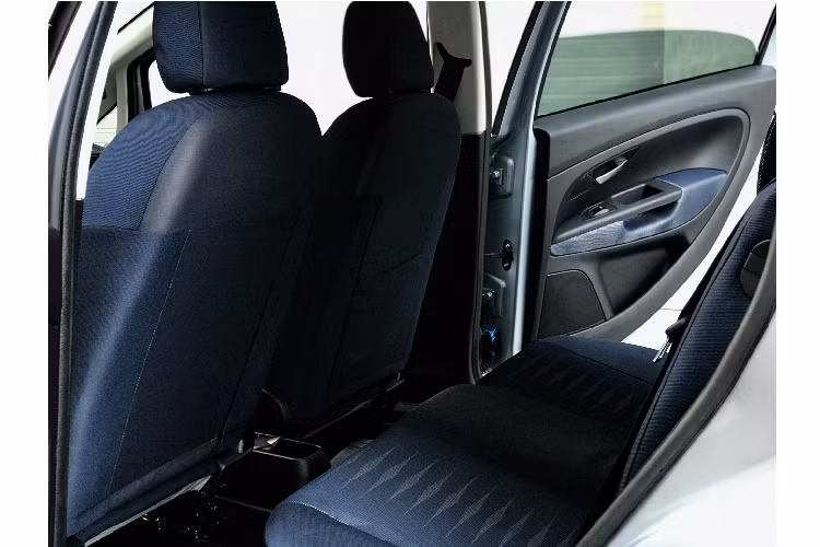 Fiat Grande Punto được thiết kế đơn giản hài hoà với ghế vải tập trung vào sự thực sụng . Trang bị hệ thống khoá từ có mã khoá chống trộm, của sổ điều khiển điện, cửa sổ sau chống kẹp, CD và Mp3 6 loa, phím điều chỉnh trên vô lăng. Trang bị an toàn gồm có chống bó cứng phanh, cân bằng điện tử và 2 túi khí.