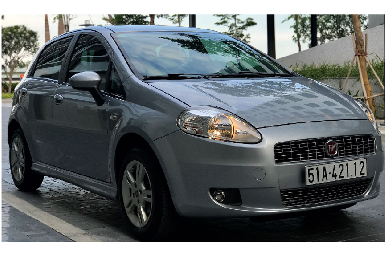 Cách đây khoảng 10 năm, giá xe Fiat Grande Punto cỡ nhỏ này được phân phối ở mức 799 triệu đồng. Hiện tại, sau gần 10 năm kể từ khi được đăng ký lần đầu vào 11/2012, mẫu xe rơi vào dạng hàng hiếm này được bán lại với mức giá 362 triệu đồng, mức giá ngang tầm xe hạng A cho một chiếc hatchback hạng B đến từ châu Âu.