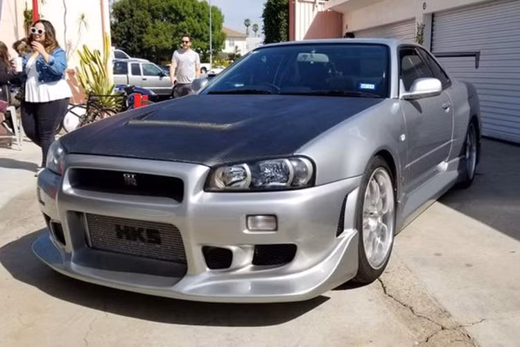 Theo quy định, những chiếc Nissan Skyline R34 sẽ bị cấm nhập khẩu vào Mỹ cho đến năm 2024. Do đó, đây là 1 trong đúng 14 chiếc Nissan Skyline R34 được MotoRex nhập khẩu mới nguyên vào Mỹ.