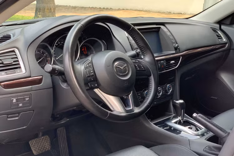 Là phiên bản cao cấp, Mazda6 2.5 2015 được trang bị khá đầy đủ “đồ chơi” như: vô-lăng bọc da tích hợp các phím điều khiển chức năng và điều khiển hành trình, hàng ghế trước điều chỉnh điện, riêng vị trí ghế lái có nhớ 2 vị trí...