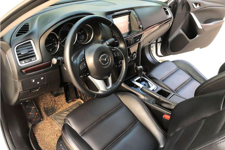 Nội thất Mazda6 được thiết kế mang phong cách thể thao và trẻ trung, trang bị nhiều tính năng hướng đến sự tiện nghi, thoải mái cho người dùng. 