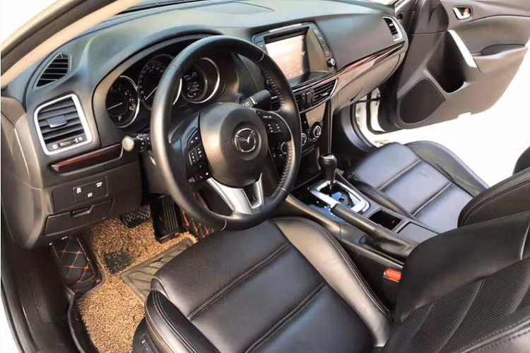 Nội thất Mazda6 được thiết kế mang phong cách thể thao và trẻ trung, trang bị nhiều tính năng hướng đến sự tiện nghi, thoải mái cho người dùng. 
