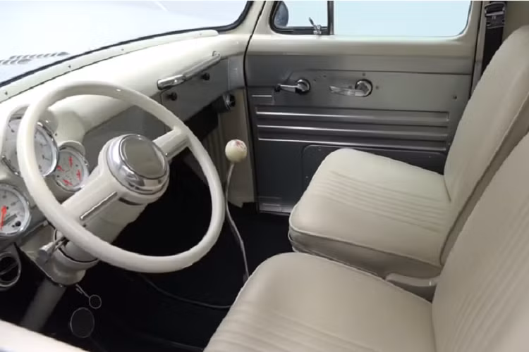 Không chỉ dừng lại ở đó, người chế tạo cũng lắp đặt cho xe bộ la-zăng American Racing Torq Thrust II cỡ 17 inch, bao bọc bởi lốp Falken Ziex 255/50 phía trước và 285/60 phía sau.