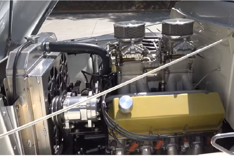 Để cải thiện trải nghiệm lái, chiếc F-100 1955 phục chế có trang bị đầy đủ hệ thống trợ lực lái, cũng như phanh đĩa trợ lực ở cả 4 góc và một hệ thống treo Martz với túi khí từ RideTech.