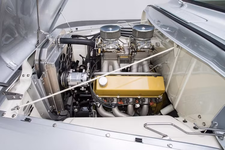 Từng nằm trong bãi đỗ xe của một nhà thờ và chỉ mang giá trị 250 USD thời đó, Ford F-100 1955 hàng hiếm này đã trải qua một quá trình phục chế chi tiết dài 8 năm mà bao gồm nước sơn bạc của Mercedes-Benz và một lưới tản nhiệt màu trắng Wimbledon cùng bộ đèn pha mạ crôm.