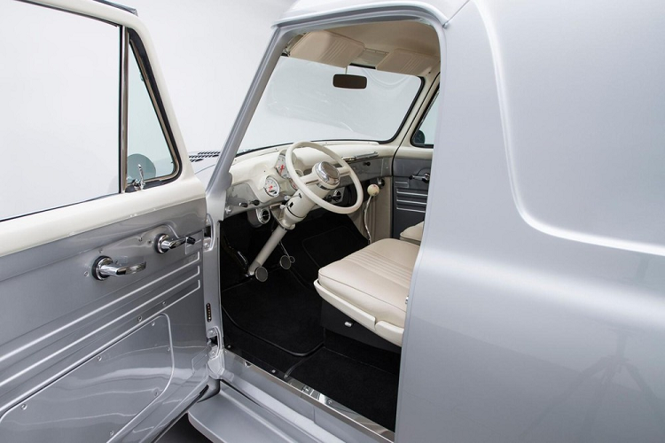 Tuy nhiên, bí mật lớn nhất của chiếc xe van 4 cửa này là nằm trong khoang động cơ. Thay vì động cơ V8 khối Y được gọi là Power King, chiếc xe cổ điển giờ đây có một động cơ Ford Racing dung tích 9.0 lít. Khối động cơ V8 dung tích 9.0 lít sản sinh 570 mã lực được kết nối tới một bộ ly hợp thủy lực và hộp số sàn Richmond, chuyền công suất tới một trục cỡ 9 inch với tỉ số 4.30.