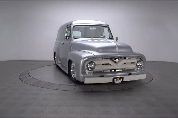 Chủ đề phục chế kiêm độ tiếp tục thể hiện ở trong nội thất, nơi bạn sẽ thấy ghế ngồi bọc da từ một chiếc Ford Thunderbird 1964, một mặt táp lô độ với điều khiển điều hòa Vintage Air, hệ thống đồng hồ đo đạc Auto Meter, và tay lái đường kính nhỏ Lecarra.