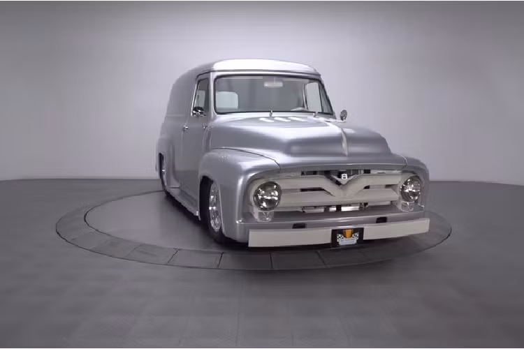 Chủ đề phục chế kiêm độ tiếp tục thể hiện ở trong nội thất, nơi bạn sẽ thấy ghế ngồi bọc da từ một chiếc Ford Thunderbird 1964, một mặt táp lô độ với điều khiển điều hòa Vintage Air, hệ thống đồng hồ đo đạc Auto Meter, và tay lái đường kính nhỏ Lecarra.