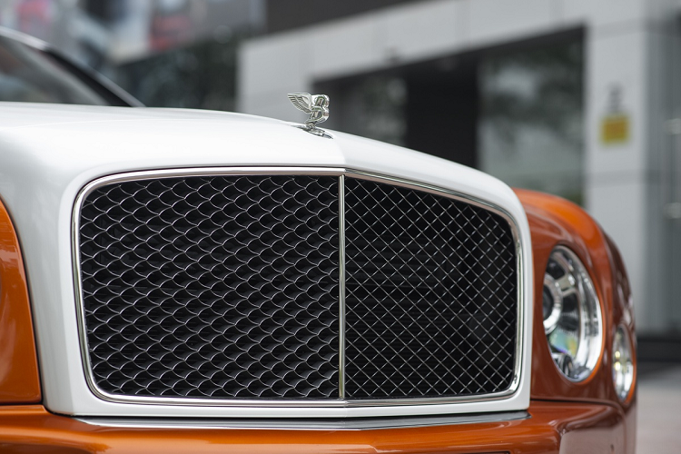 Phần đầu xe nổi bật với lưới tản nhiệt cỡ lớn có thiết kế vuông vắn, logo Flying B trên nắp capo có khả năng thụt thò. Cụm đèn pha tròn cỡ lớn, viền đèn ban ngày dạng LED. Bên hông xe cũng có khe gió tạo hình chữ B đặc trưng, đi kèm với ký hiệu "Speed" để phân biệt với các mẫu Mulsanne khác. Bục cửa cũng có ký hiệu "Speed". 