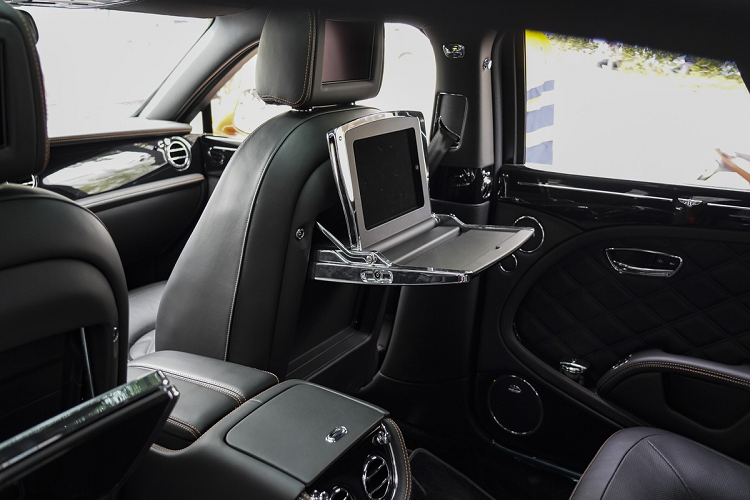 Xe được trang bị hệ thống khởi động bằng nút bấm. Cần số có logo Bentley trên đỉnh, thiết kế bo tròn đơn giản. Dọc bảng điều khiển trung tâm là các nút chức năng dạng cơ học, được chế tác khá tinh tế.