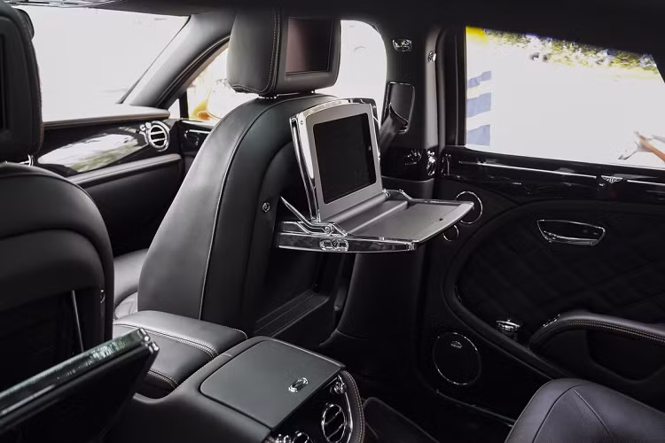 Xe được trang bị hệ thống khởi động bằng nút bấm. Cần số có logo Bentley trên đỉnh, thiết kế bo tròn đơn giản. Dọc bảng điều khiển trung tâm là các nút chức năng dạng cơ học, được chế tác khá tinh tế.