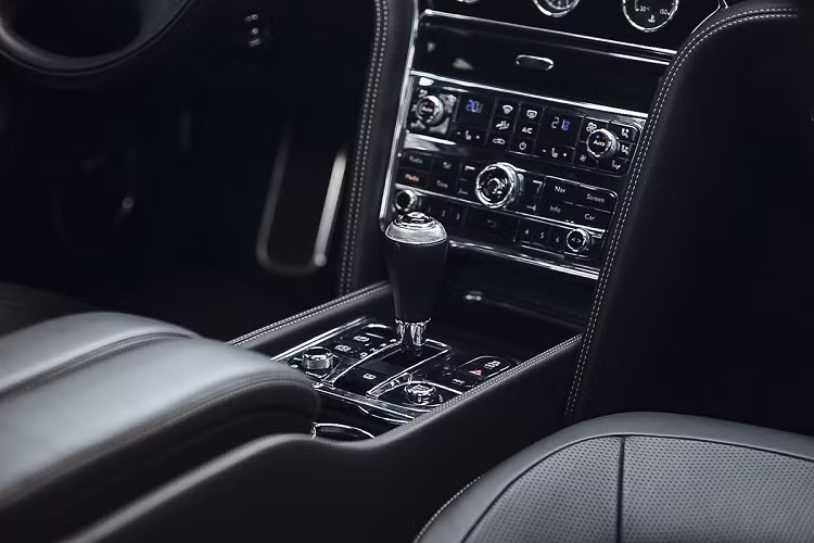 Bàn đạp ga và phanh của xe được làm từ hợp kim nhôm. Các cửa điều hòa dạng tròn đặc trưng, được làm từ kim loại mạ chrome. Hệ thống âm thanh cao cấp Naim 14 loa, công suất 2.200 W. Xe có hệ thống điều hòa tự động 4 vùng độc lập, massage riêng biệt cho hàng ghế sau.