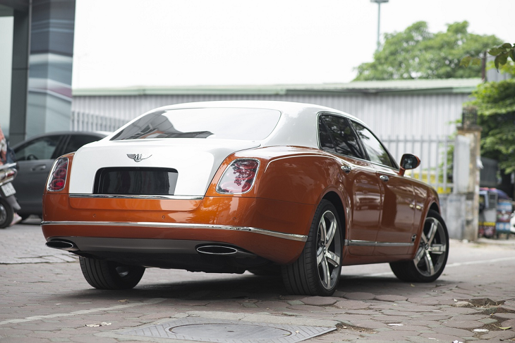 Ở phía sau, ống xả hình oval đối xứng 2 bên. Thiết kế này cũng được áp dụng cho đèn hậu full-LED, mỗi đèn có 3 họa tiết hình oval bên trong. So với Bentley Mulsanne thông thường, phiên bản Speed có bộ mâm 21 inch bằng nhôm nguyên khối hàng thửa, đi cùng lốp 265/140R21.