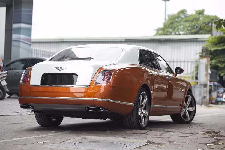 Ở phía sau, ống xả hình oval đối xứng 2 bên. Thiết kế này cũng được áp dụng cho đèn hậu full-LED, mỗi đèn có 3 họa tiết hình oval bên trong. So với Bentley Mulsanne thông thường, phiên bản Speed có bộ mâm 21 inch bằng nhôm nguyên khối hàng thửa, đi cùng lốp 265/140R21.