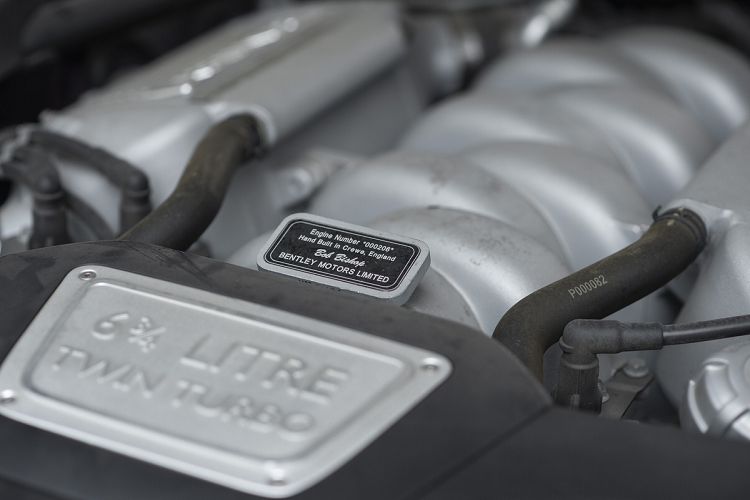 Sức mạnh của Bentley Mulsanne Speed đến từ khối động cơ V8 6.75L, tăng áp kép, cho công suất 530 mã lực và mô-men xoắn 1.100 Nm. Với sức mạnh này, Bentley Mulsanne Speed dễ dàng chạm mốc 100 km/h từ vị trí đứng im chỉ sau 4,9 giây, tốc độ tối đa 305 km/h. Giá xe Bentley Mulsanne Speed tại Việt Nam nhập khẩu tư nhân khoảng 1 triệu USD (tương đương hơn 23 tỷ đồng).