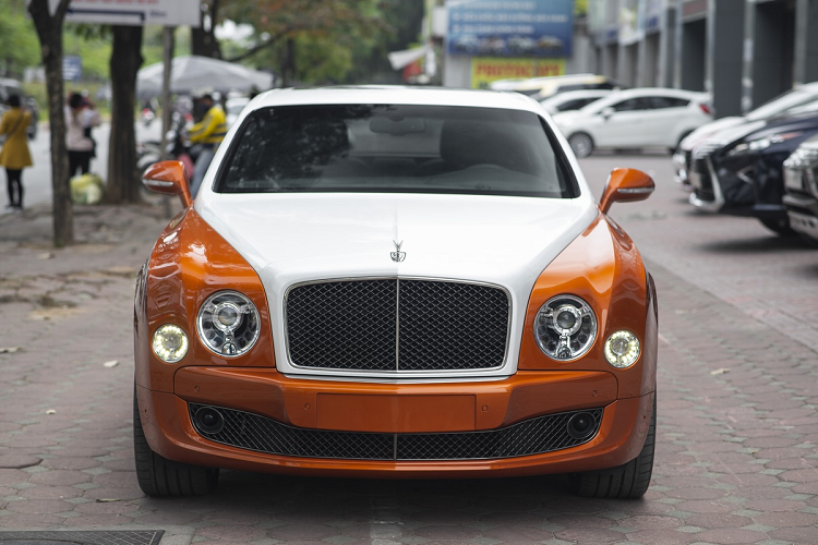 Lúc mới về Việt Nam, mẫu xe Bentley Mulsanne Speed đời 2018 này có ngoại thất được sơn toàn bộ màu cam. Giờ đây, nó được tân trang bằng màu trắng trải dài từ nắp capo, mui xe đến cửa cốp sau. Ngoài nước sơn độc đáo, xe vẫn có thiết kế, động cơ, trang bị giống như những phiên bản khác tại Việt Nam.