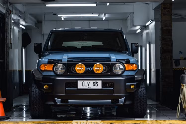 Mẫu xe SUV Toyota FJ Cruiser là một huyền thoại xe 2 cầu của hãng xe Nhật Bản ra mắt vào năm 2003 nhưng sớm đã bị khai tử 15 năm sau đó. Trải qua 15 năm tồn tại, doanh số bán hàng của FJ Cruiser chưa bao giờ đạt được phong độ đỉnh cao và tại các thị trường như Việt Nam, mẫu xe nhập này lại là một mẫu xe không dành cho số đông nếu không muốn nói có phần mạo hiểm nếu được nhập về bán.