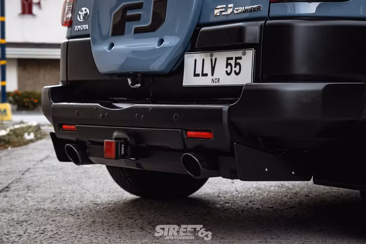 Đối với động cơ V6 4.0 lít, hãng độ này đã bổ sung gói điều chỉnh ECU. Hệ thống ống xả cat-back gồm bộ tiêu âm Borla Atak Crate và đầu chụp ống xả chrome Borla Black, cổ pô kiểu long-tube AC và đường ống pô chữ Y với cấu hình 2 bầu center (2 bullet resonators: bộ giảm âm trong).