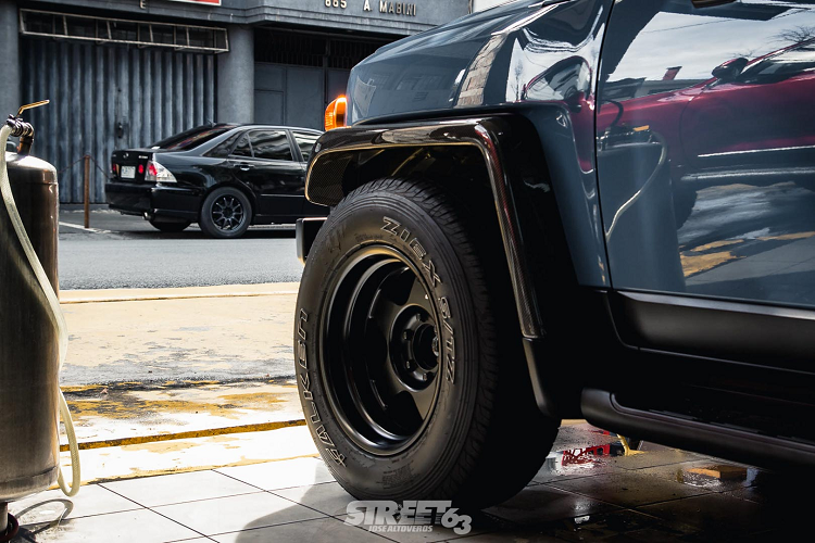 Sự kết hợp giữa 2 yếu tố là ngoại hình nam tính, mạnh mẽ và khối động cơ dung tích lớn, sử dụng hệ dẫn động 2 cầu là thế mạnh của FJ Cruiser. Chính vì thế phong cách độ duy nhất thường được thực hiện với Toyota FJ Cruiser độ off-road.