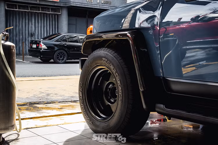 Sự kết hợp giữa 2 yếu tố là ngoại hình nam tính, mạnh mẽ và khối động cơ dung tích lớn, sử dụng hệ dẫn động 2 cầu là thế mạnh của FJ Cruiser. Chính vì thế phong cách độ duy nhất thường được thực hiện với Toyota FJ Cruiser độ off-road.