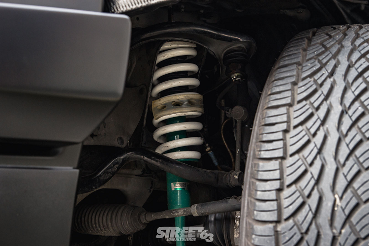 Tuy nhiên bản độ của Atoy Customs lại mang đến một nguồn cảm hứng mới mẻ hơn cho những ai đang có ý định nâng cấp mẫu xe này với ngoại hình hiền hơn như một chiếc crossover gầm thấp hơn là một chiếc xe với đủ thứ trang bị off-road trên người.