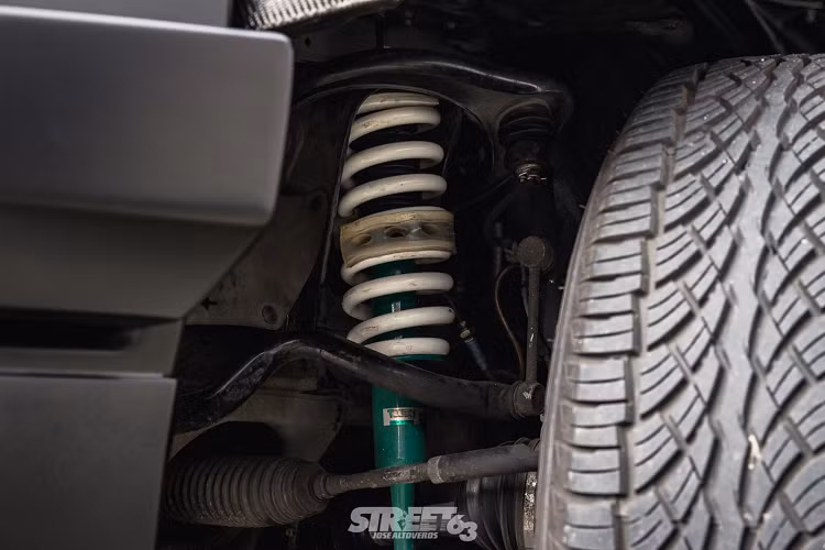 Tuy nhiên bản độ của Atoy Customs lại mang đến một nguồn cảm hứng mới mẻ hơn cho những ai đang có ý định nâng cấp mẫu xe này với ngoại hình hiền hơn như một chiếc crossover gầm thấp hơn là một chiếc xe với đủ thứ trang bị off-road trên người.