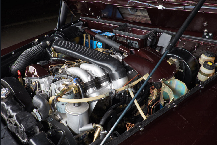 Khoang lái vẫn giữ nguyên màu gốc như mẫu Mercedes G-Class sản xuất năm 1990.