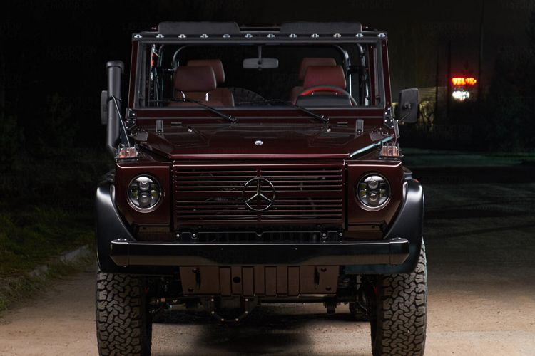 Mercedes G-Class phục chế có màu đỏ Rubellite với kiểu dáng hầm hố của dòng SUV off-road nổi danh.