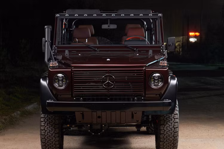 Mercedes G-Class phục chế có màu đỏ Rubellite với kiểu dáng hầm hố của dòng SUV off-road nổi danh.