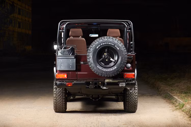 Mẫu G-Class cổ điển sử dụng động cơ diesel 2.5L 5 xi-lanh với hộp số sàn 5 cấp. Các chi tiết như vỏ xe, hộp số, phanh, hệ thống treo và vô lăng được phục chế theo tiêu chuẩn hiện đại.