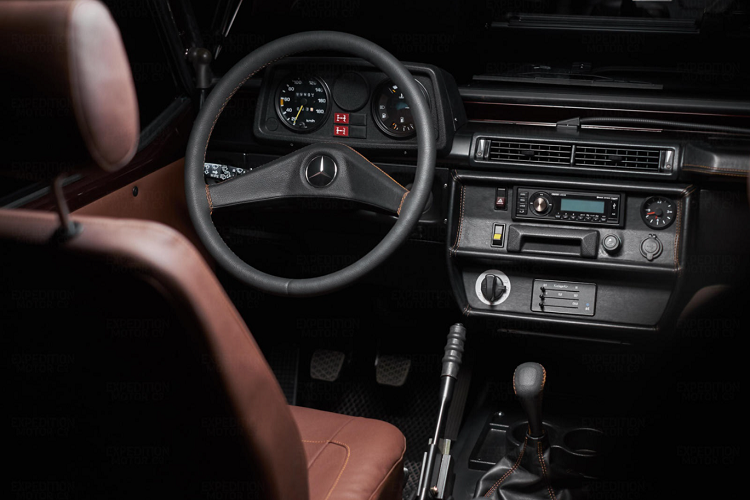 Nhằm nâng cấp cabin lên tiêu chuẩn hiện đại, Expedition Motor Company bổ sung thêm hệ thống sưởi, thông gió và điều hòa mới, cùng hệ thống thông tin giải trí mới hỗ trợ kết nối Bluetooth và USB.