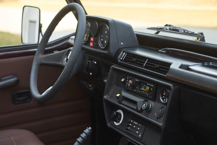 Kính chắn gió có thể gập gọn và mui mềm của xe vẫn được giữ nguyên bản.