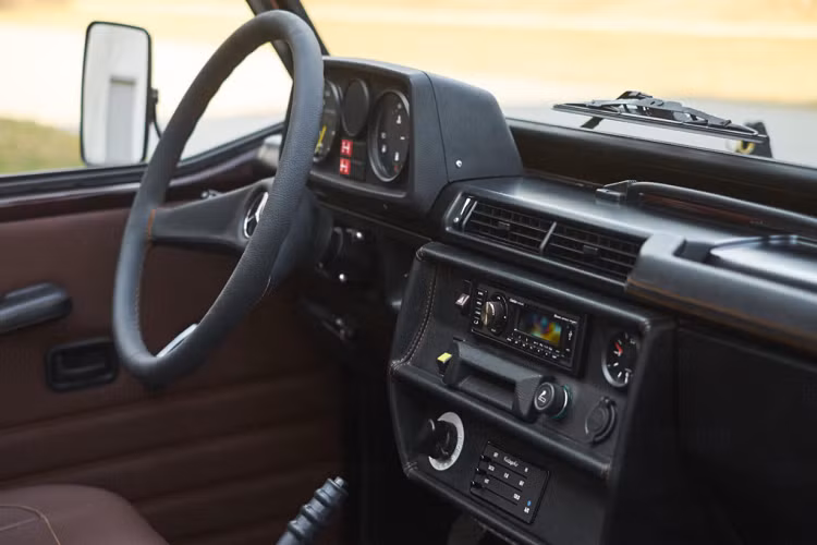 Kính chắn gió có thể gập gọn và mui mềm của xe vẫn được giữ nguyên bản.