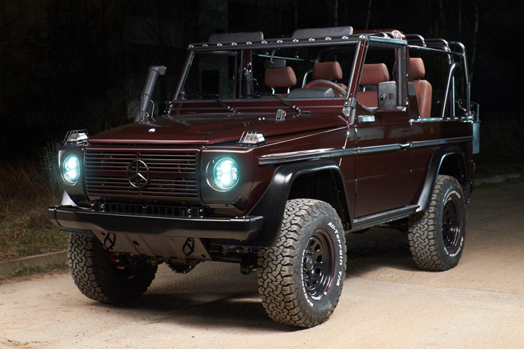Chiếc Mercedes G-Class đời cũ này được sản xuất từ năm 1990 này có giá bán 102.150 USD sau khi phục chế. Hãng độ Mỹ đã bỏ ra 1.000 giờ lao động để hoàn thành sản phẩm này.