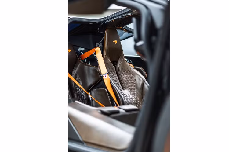 Ngoài ra, siêu xe còn đi kèm bộ hành lý đặc biệt làm từ sợi carbon và da nâu - cũng có các điểm nhấn màu cam.