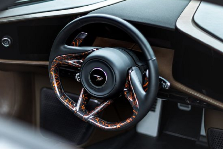 Di chuyển vào bên trong, xe được trang bị ba ghế bọc da màu nâu sẫm kết hợp với những đường viền màu cam, dây đai an toàn màu cam, vô lăng cũng được trang trí màu đen - cam.