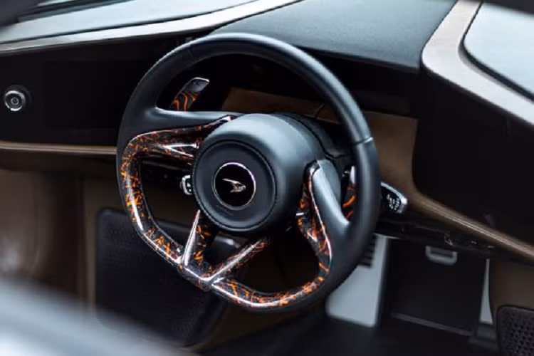 Di chuyển vào bên trong, xe được trang bị ba ghế bọc da màu nâu sẫm kết hợp với những đường viền màu cam, dây đai an toàn màu cam, vô lăng cũng được trang trí màu đen - cam.