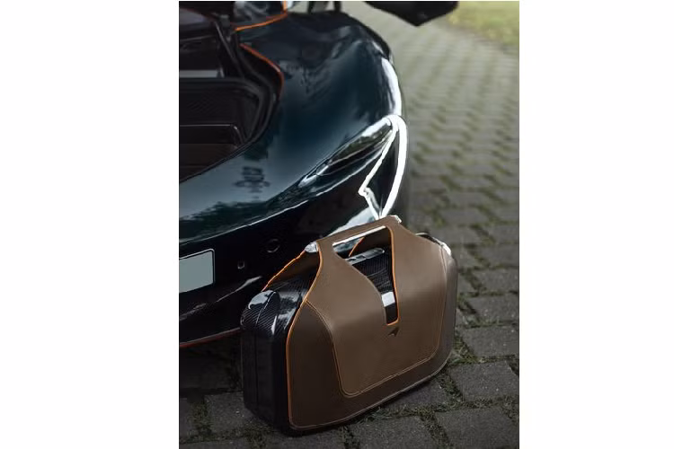 Giống với 105 người anh em còn lại, McLaren Speedtail sở hữu động cơ tăng áp kép V8 4.0L với công nghệ xăng – điện hybrid, kết hợp cùng một mô-tơ điện.