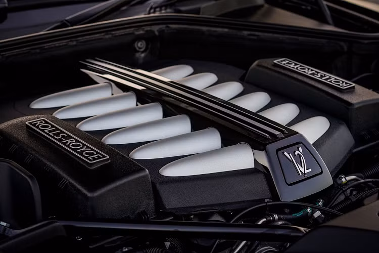 Bên dưới ca-pô vẫn là động cơ V12 tăng áp kép 6.6L, sản sinh công suất 624 mã lực và mô-men xoắn 800 Nm.