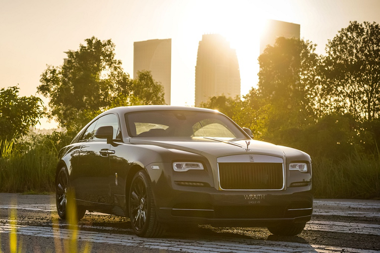 Hồi tháng 5/2019, hãng xe siêu sang Rolls-Royce giới thiệu Wraith Eagle VIII phiên bản giới hạn. Wraith Eagle VIII được ra đời dựa trên cảm hứng từ chuyến bay xuyên Đại Tây Dương đầu tiên thế giới. Tháng 6/1919, đại úy John Alcock và trung úy Arthur Brown đã điều khiển chiếc máy bay ném bom Vickers Vimy bay từ Newfoundland (Canada) đến Clifden (Ireland) trong 16 tiếng, bất chấp mây và sương mù dày đặc.