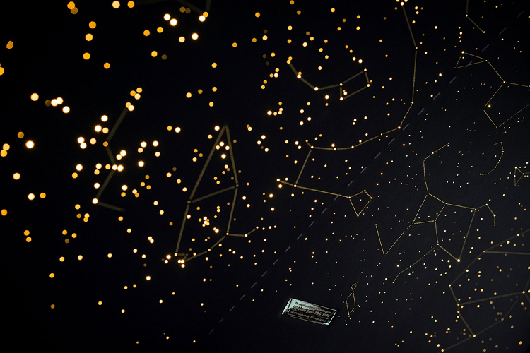 Trần xe bầu trời sao quen thuộc trên những chiếc Rolls-Royce nay được thiết kế đúng theo vị trí các ngôi sao ngay tại thời điểm chuyến bay năm 1919. Hãng xe Anh đã sử dụng 1.183 đèn sợi quang để tạo nên chi tiết này.